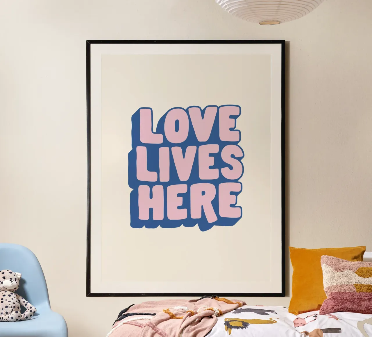 Love Lives Here: design tipografico in rosa e blu poster con telaio in plastica da THE MOTIVATED TYPE