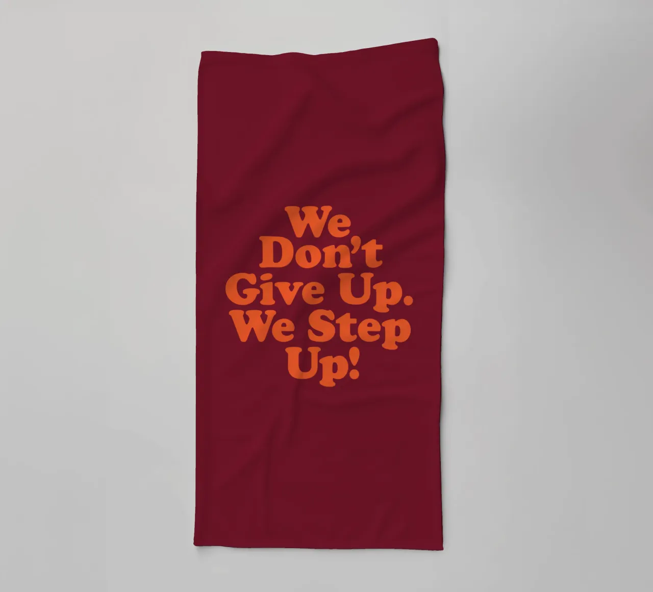 We Don't Give Up We Step Up Design typographique serviette de bain de THE MOTIVATED TYPE