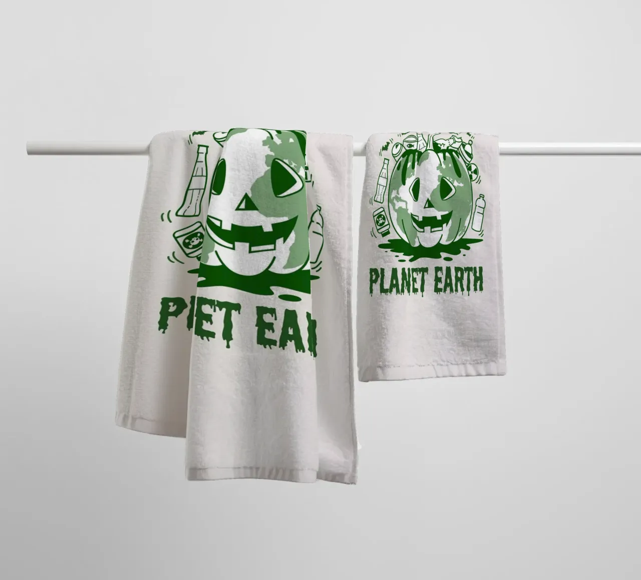 Süßes oder Saures - Planet Erde Handtuch von cafelab