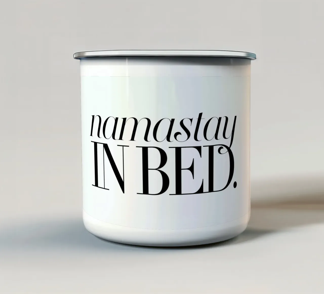 Namastay In Bed tazza in smalto da Honeymoon Hotel