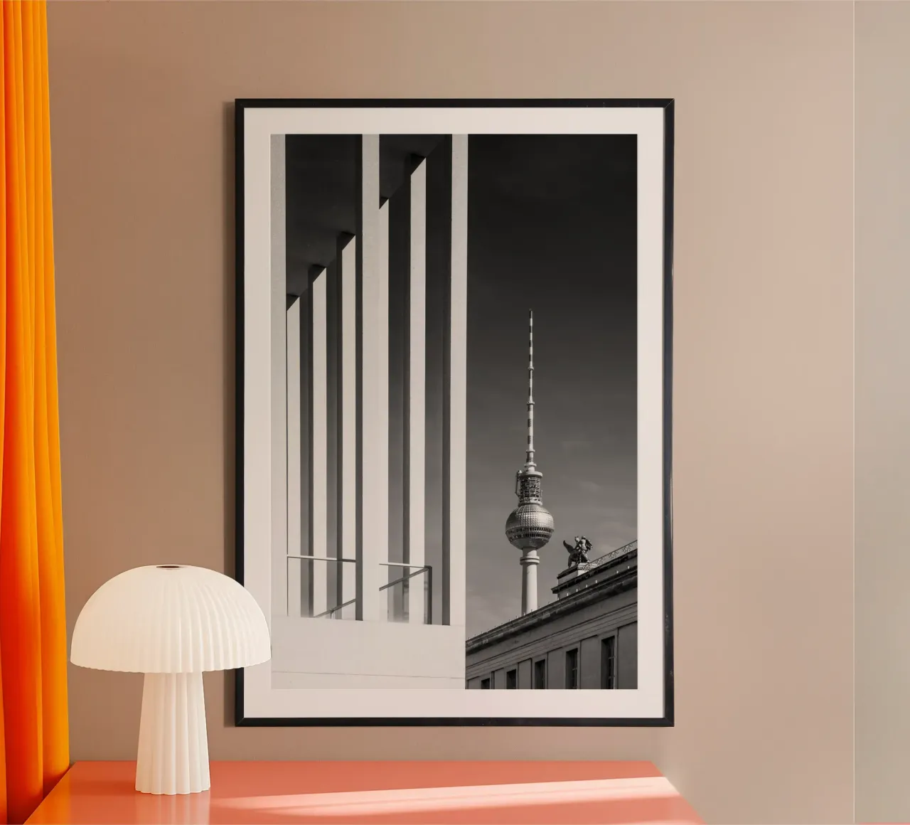 BERLINO Torre della televisione e Isola dei musei | Monochrom poster con telaio in plastica da Melanie Viola