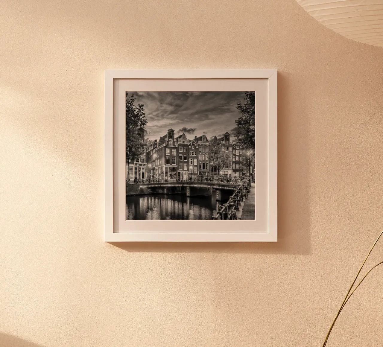 AMSTERDAM Idillio serale sul Singel | Monochrom poster con telaio in plastica da Melanie Viola