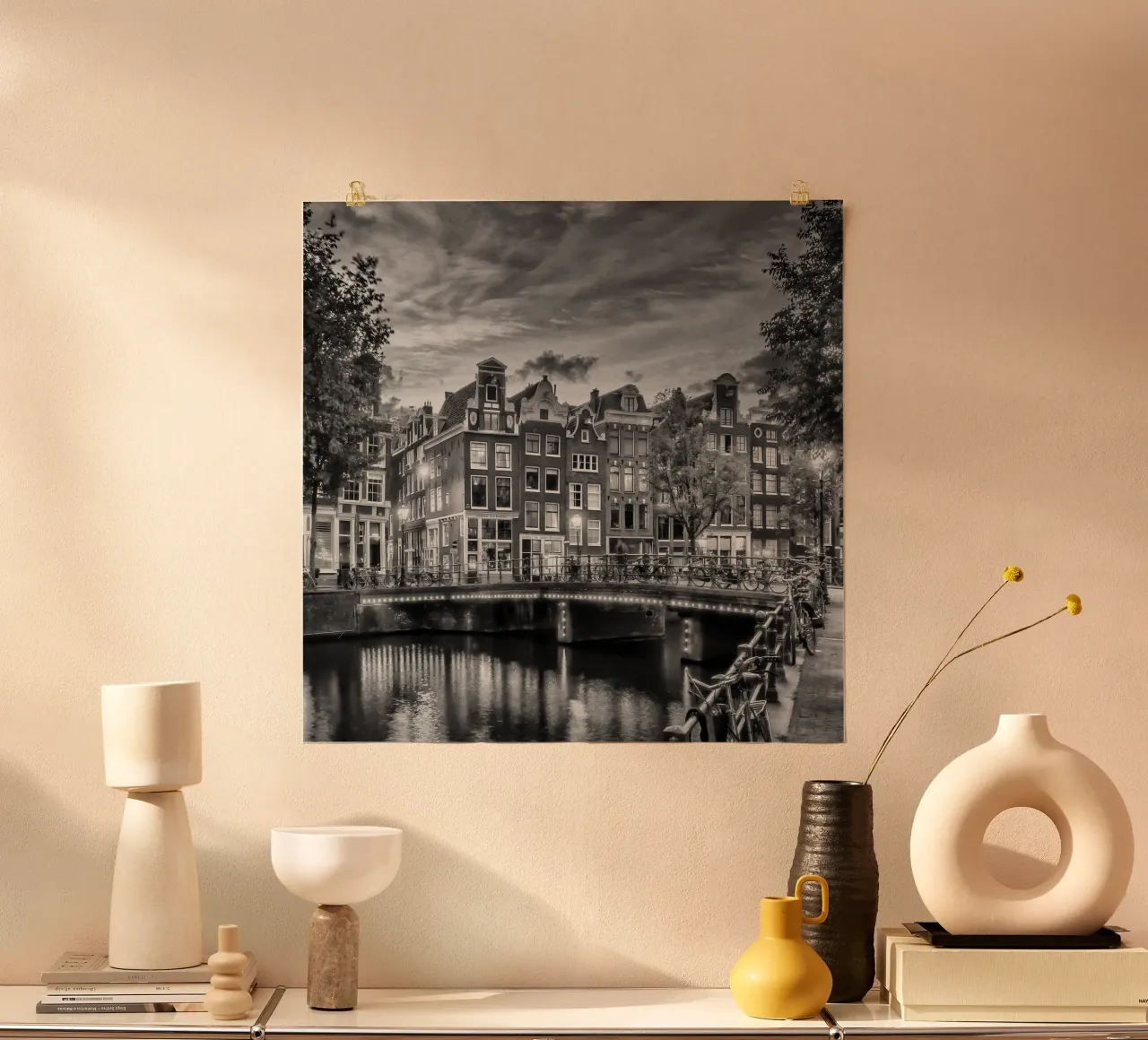 AMSTERDAM Idillio serale sul Singel | Monochrom poster con telaio in plastica da Melanie Viola