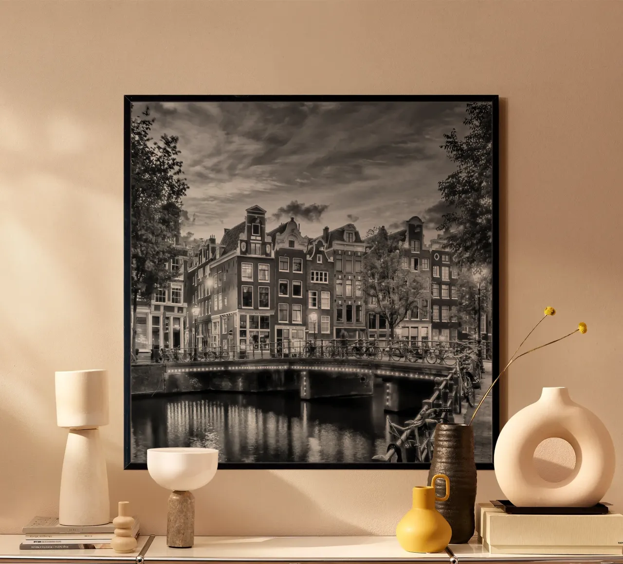 AMSTERDAM Idillio serale sul Singel | Monochrom poster con telaio in plastica da Melanie Viola