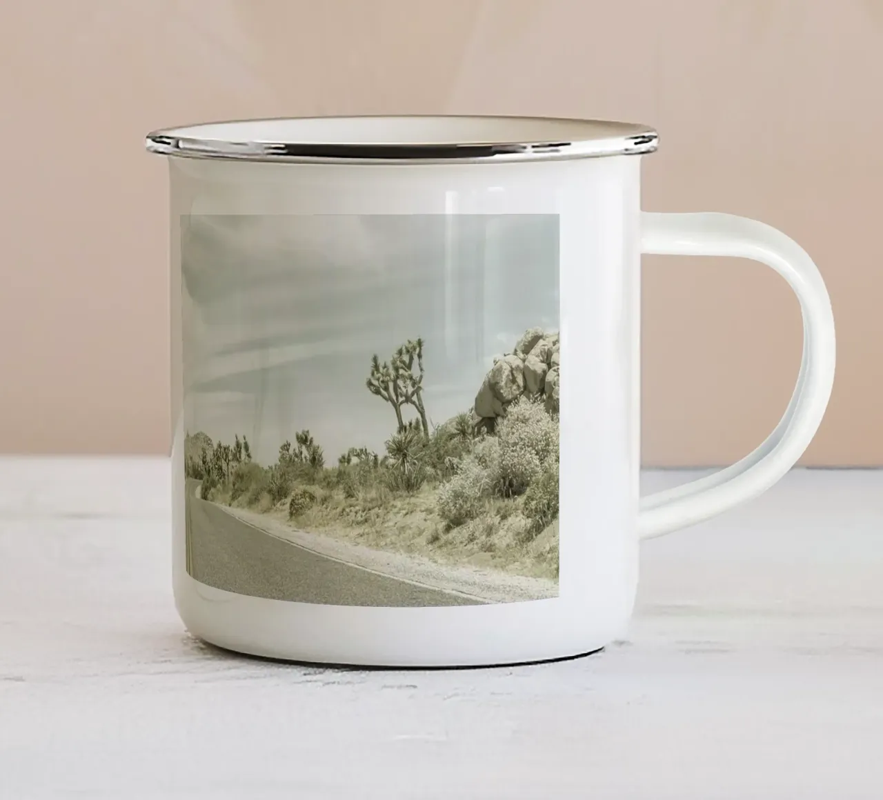 Joshua Trees, Park Boulevard | Vintage tazza in smalto da Melanie Viola