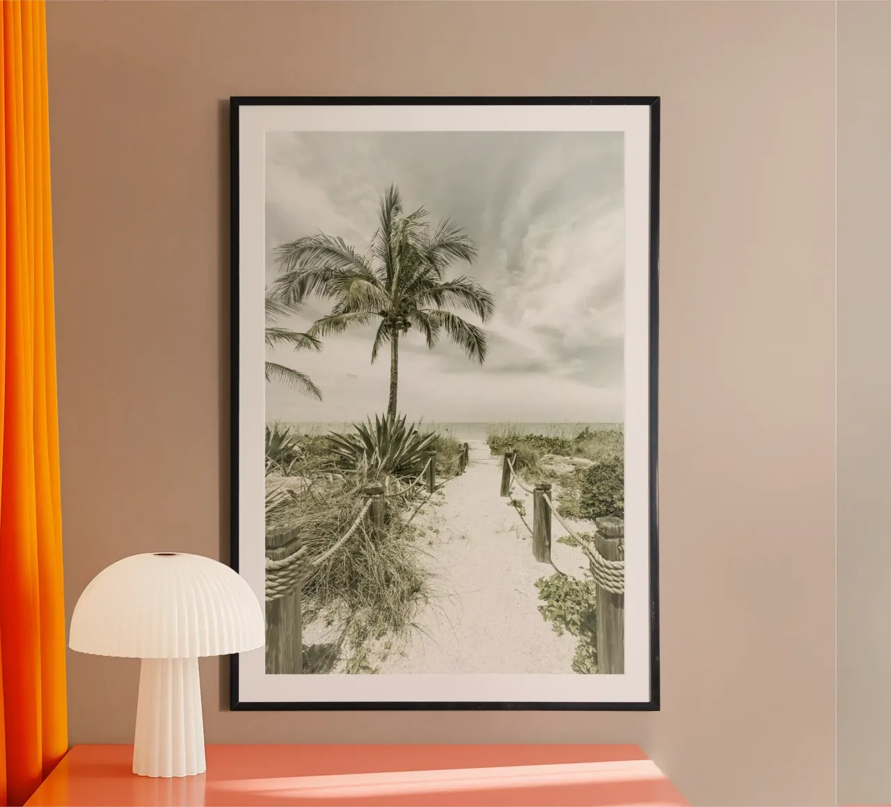 Sentiero per la spiaggia | Vintage poster con telaio in plastica da Melanie Viola