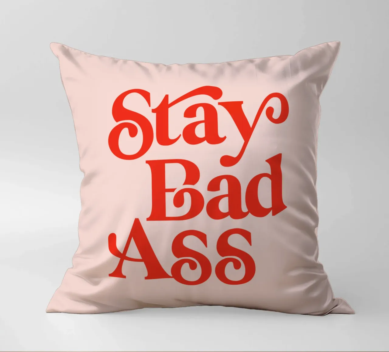 Design tipografico Stay Bad Ass in rosa e rosso cuscino da THE MOTIVATED TYPE