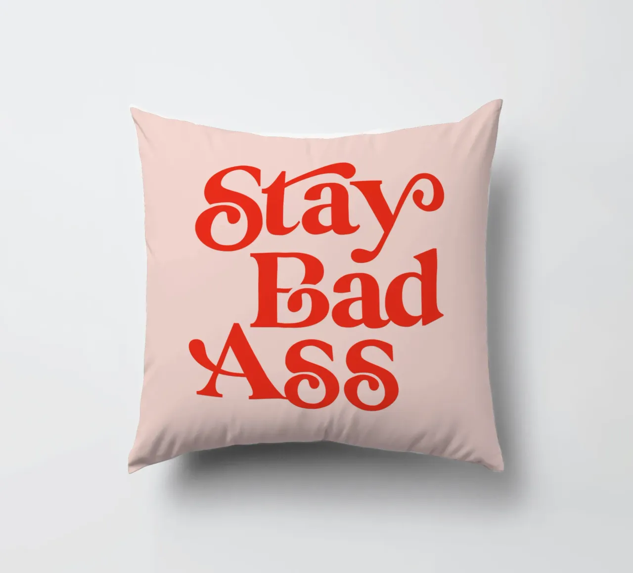 Design tipografico Stay Bad Ass in rosa e rosso cuscino da THE MOTIVATED TYPE