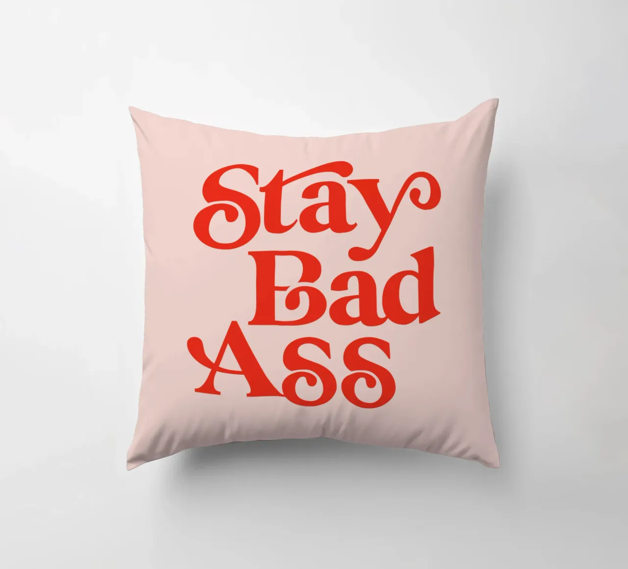 Design tipografico Stay Bad Ass in rosa e rosso cuscino da THE MOTIVATED TYPE