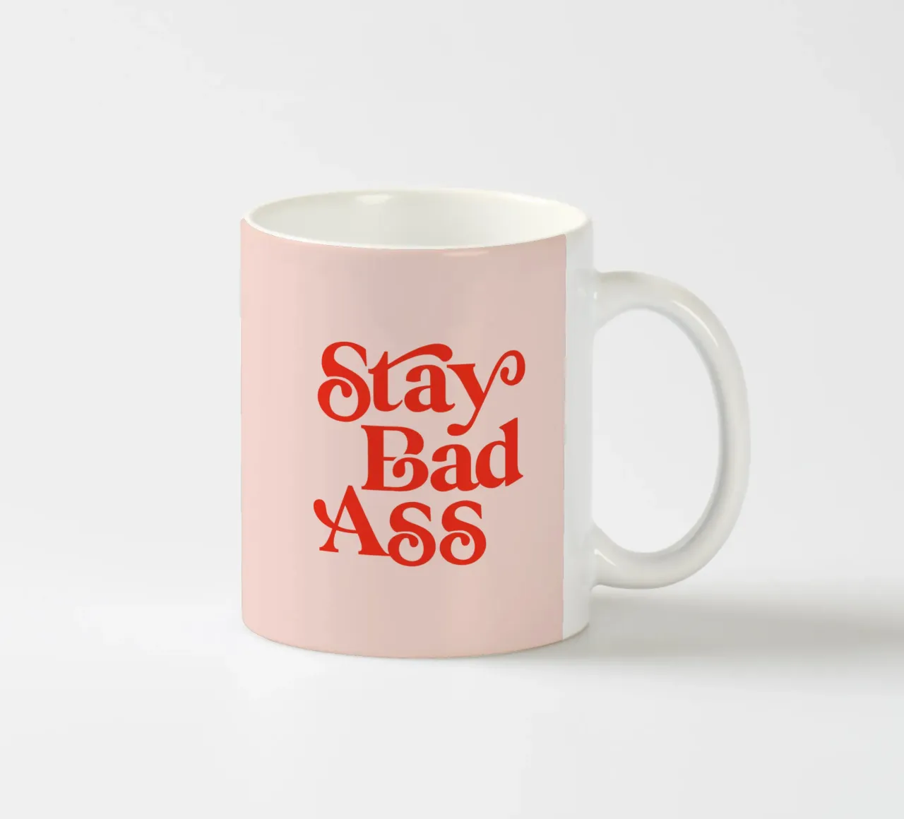 Design tipografico Stay Bad Ass in rosa e rosso tazza in ceramica da THE MOTIVATED TYPE