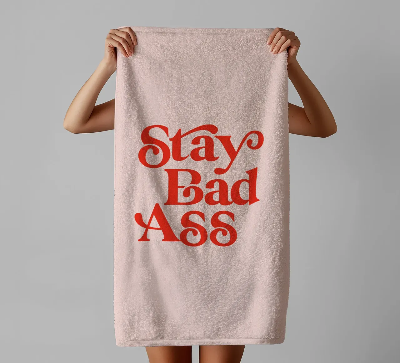 Design tipografico Stay Bad Ass in rosa e rosso asciugamano da bagno da THE MOTIVATED TYPE