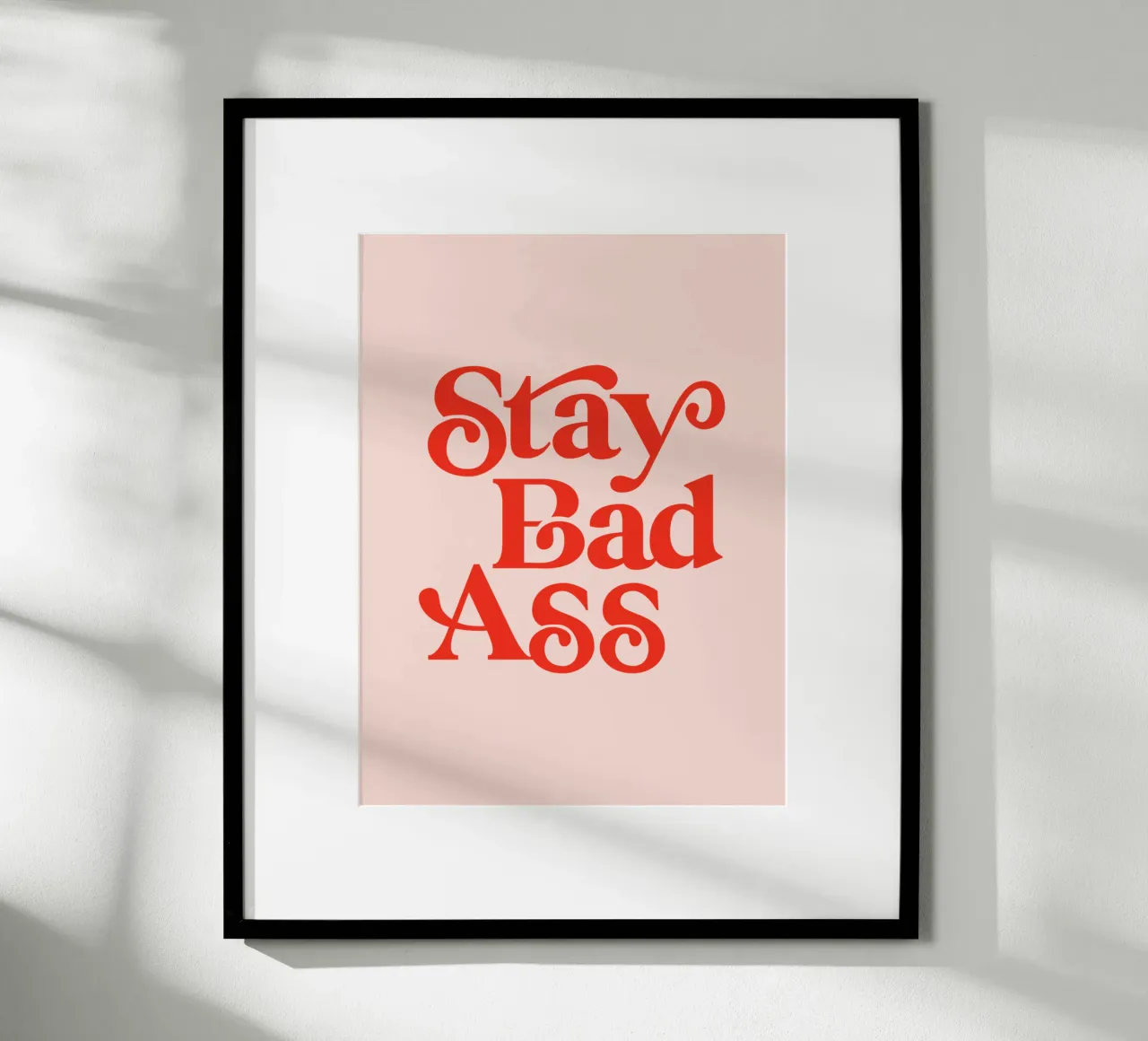 Design tipografico Stay Bad Ass in rosa e rosso poster da THE MOTIVATED TYPE