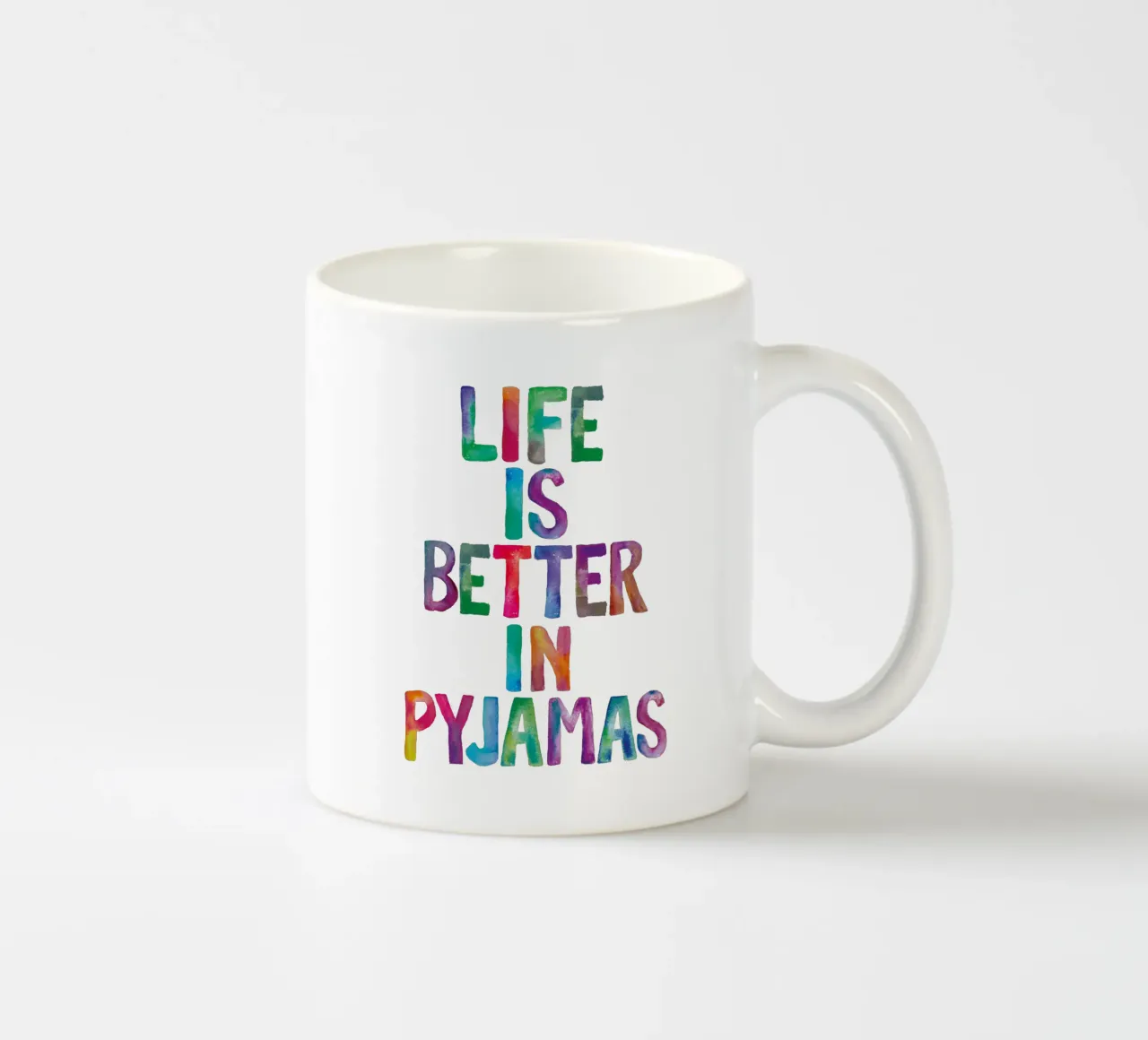 La vita è migliore in pigiama Design tipografico tazza in ceramica da THE MOTIVATED TYPE
