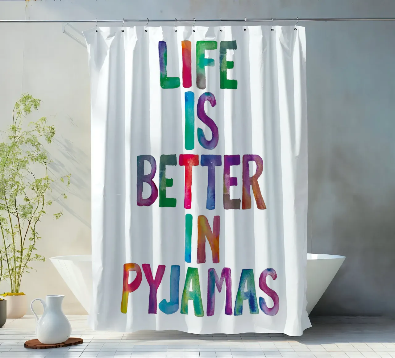 La vita è migliore in pigiama Design tipografico tenda da doccia da THE MOTIVATED TYPE