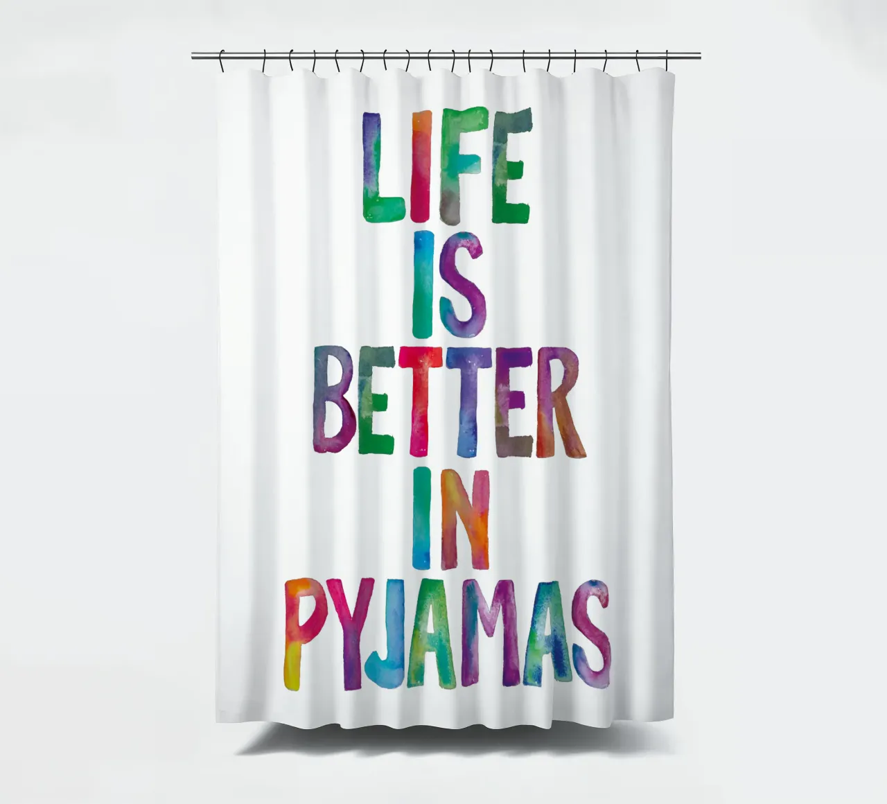 La vita è migliore in pigiama Design tipografico tenda da doccia da THE MOTIVATED TYPE