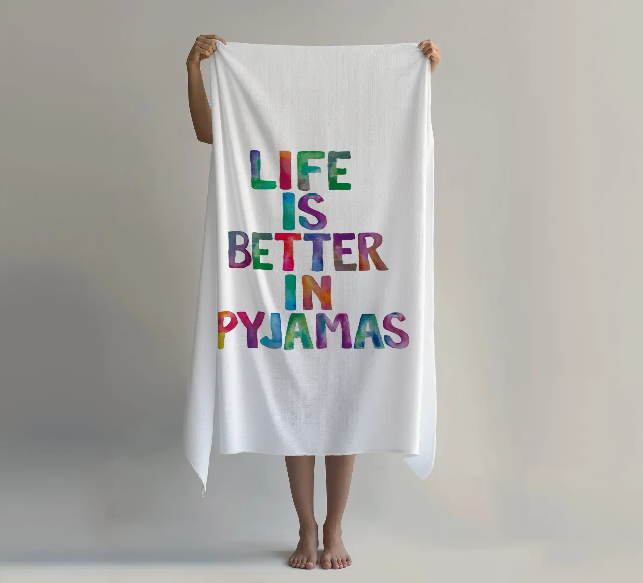 La vita è migliore in pigiama Design tipografico telo mare da THE MOTIVATED TYPE