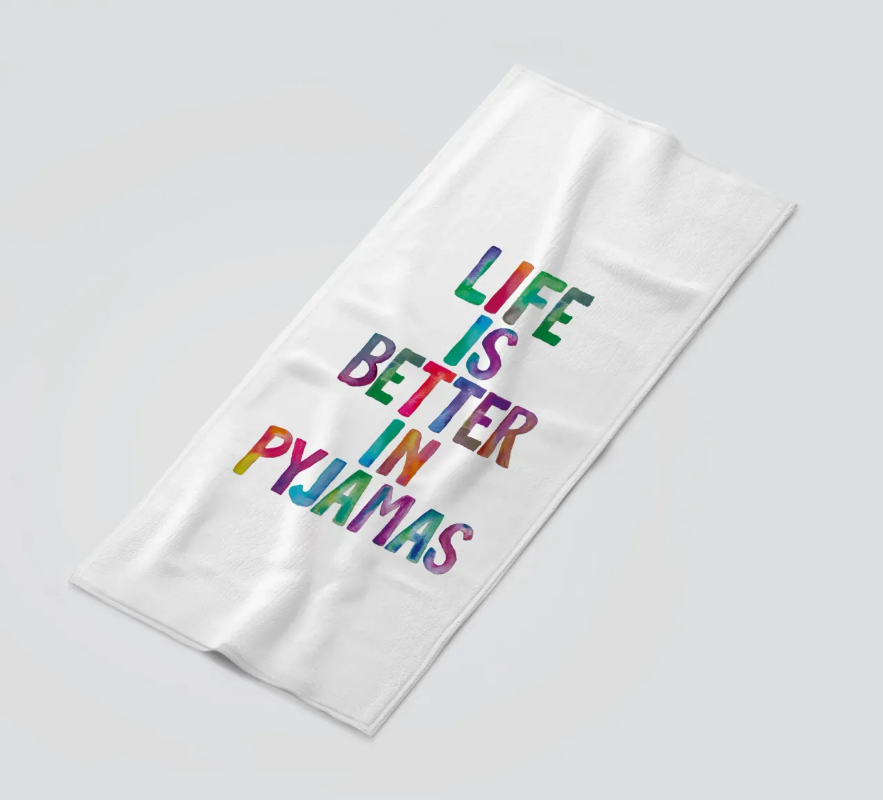 La vita è migliore in pigiama Design tipografico telo mare da THE MOTIVATED TYPE