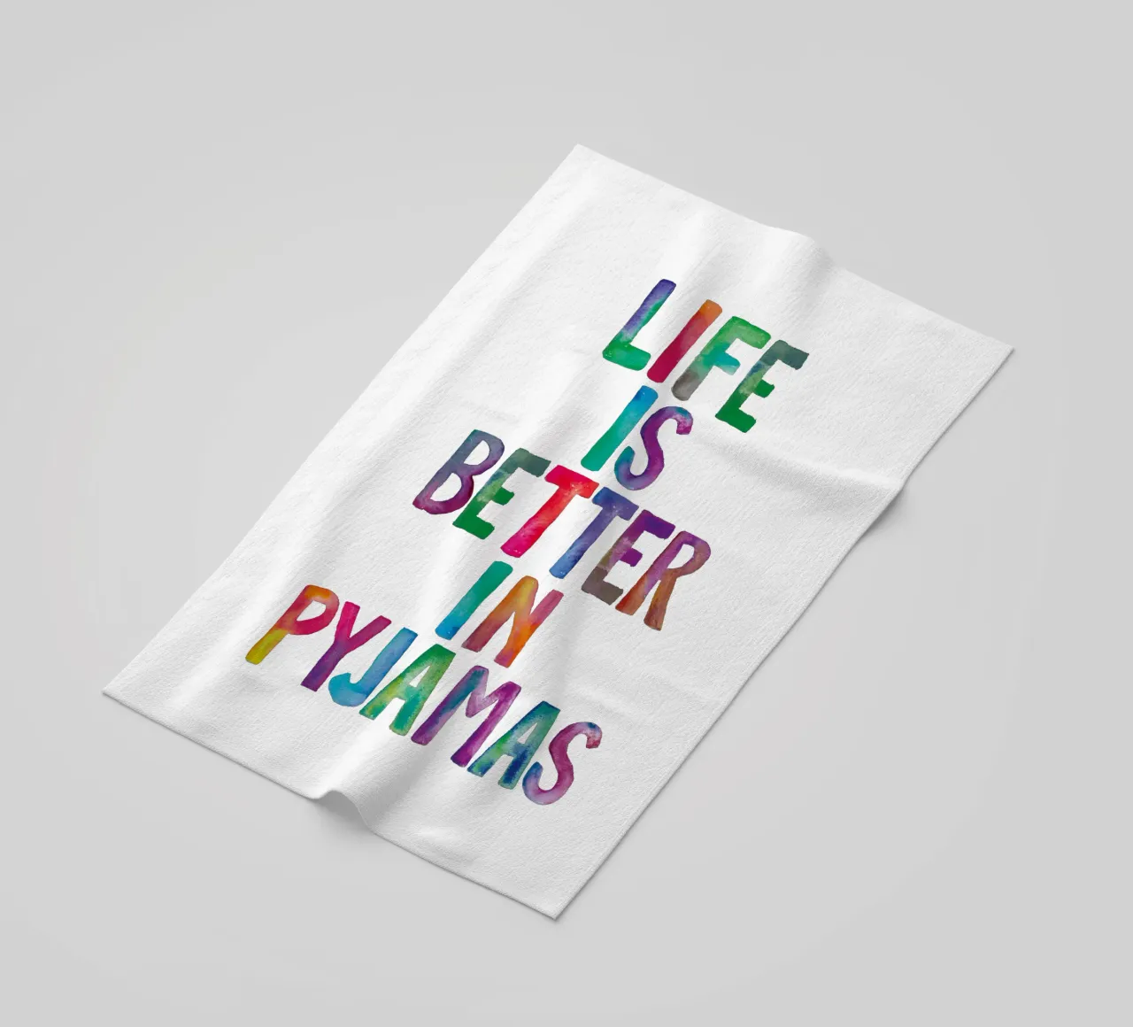 La vita è migliore in pigiama Design tipografico telo mare da THE MOTIVATED TYPE