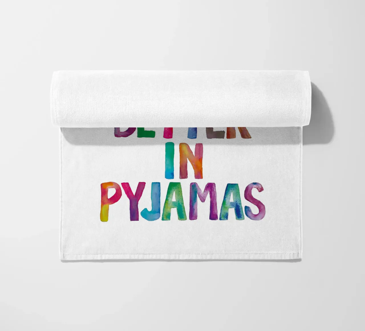 La vita è migliore in pigiama Design tipografico telo mare da THE MOTIVATED TYPE