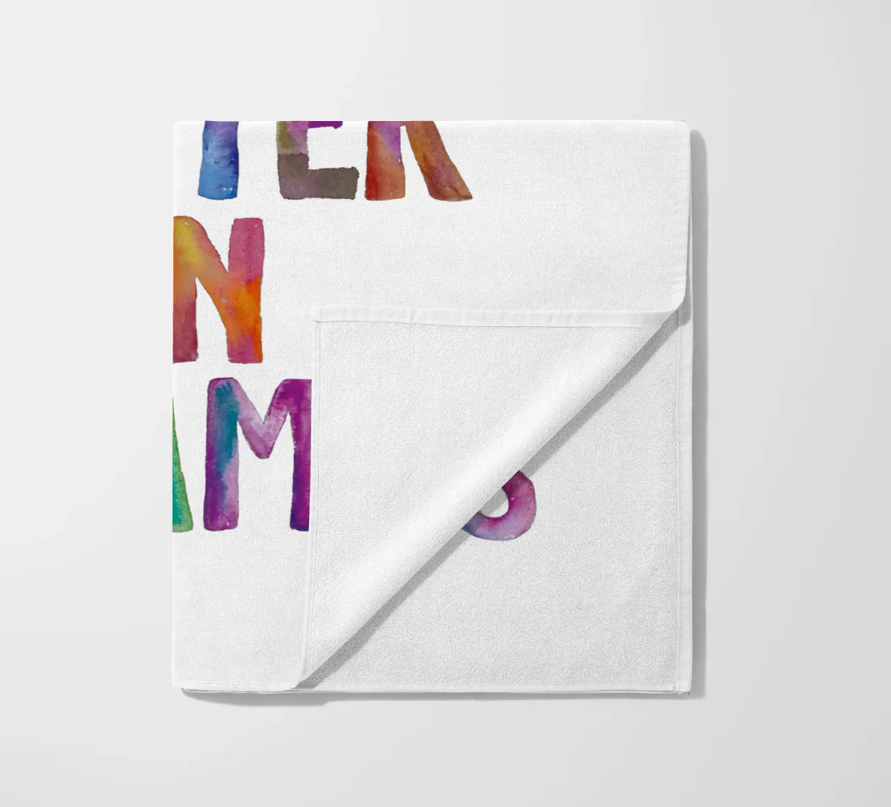 La vita è migliore in pigiama Design tipografico telo mare da THE MOTIVATED TYPE