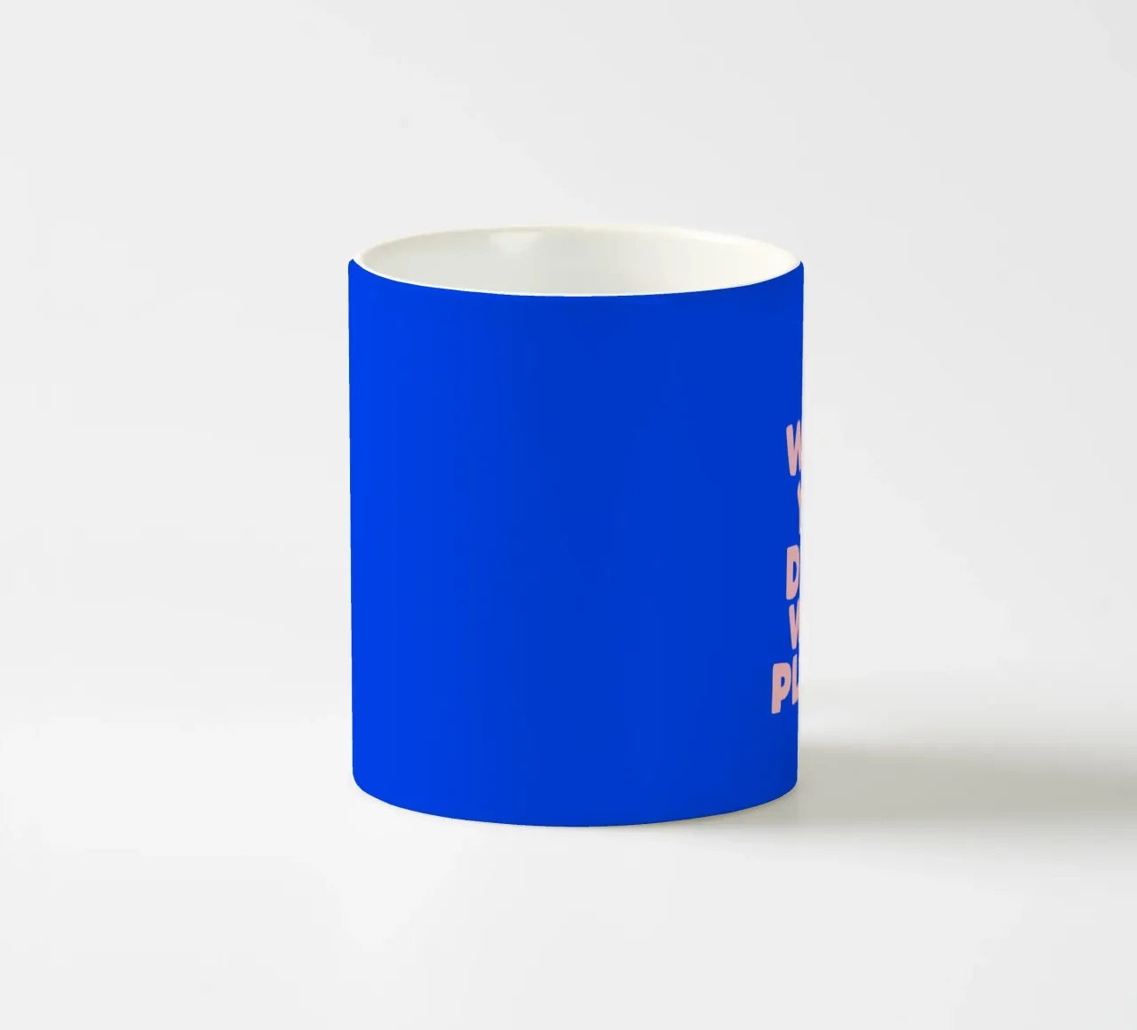 Do What You Damn Well Please Typografie Ontwerp in Blauw keramische mok van THE MOTIVATED TYPE