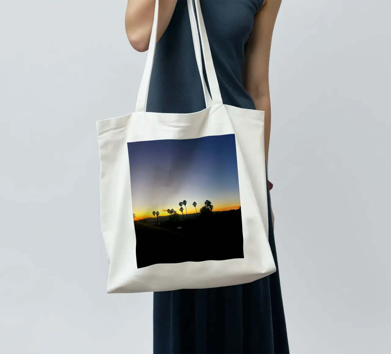 palm in los angeles tote bag by Reiselust