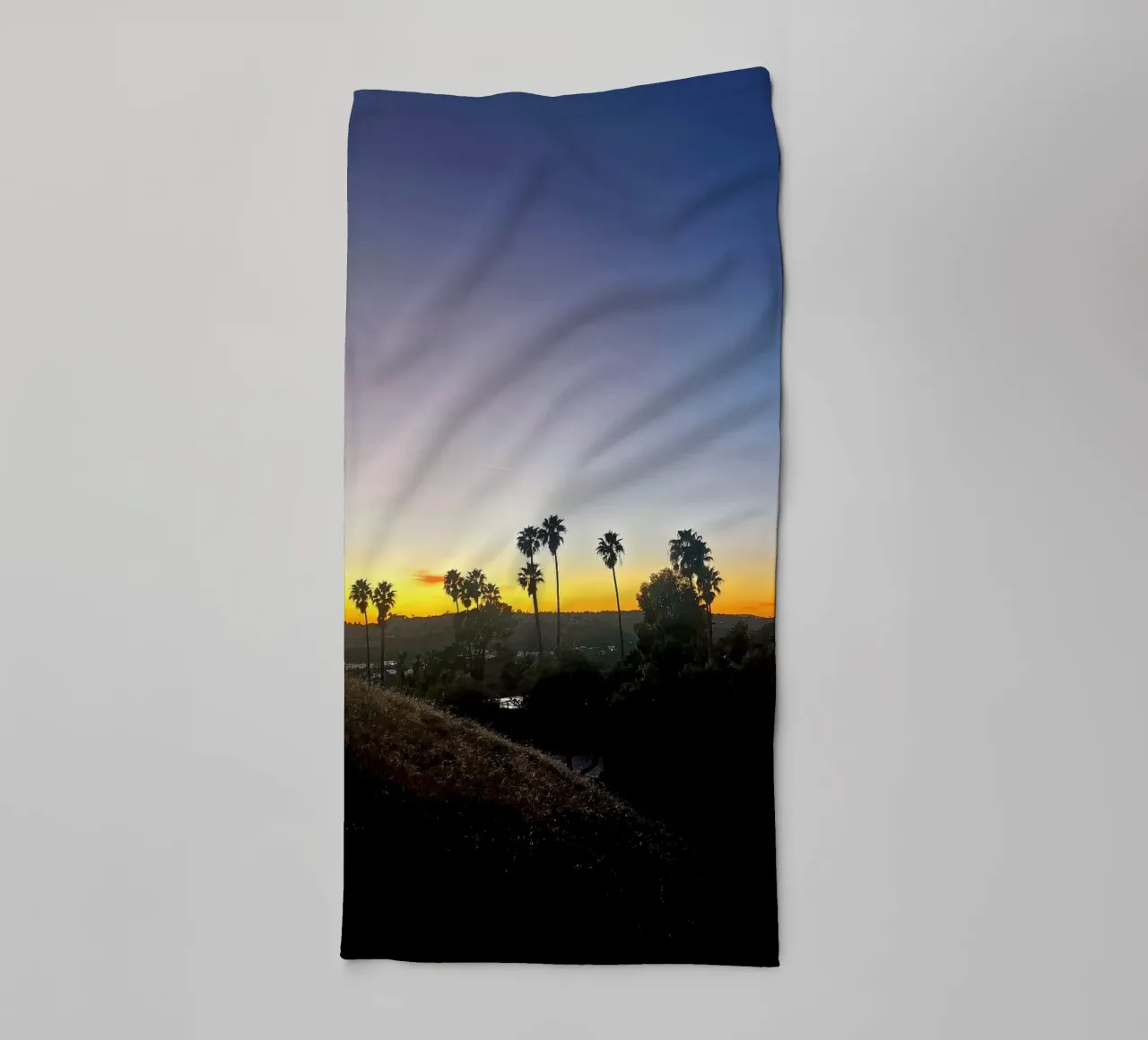 palm in los angeles towel by Reiselust