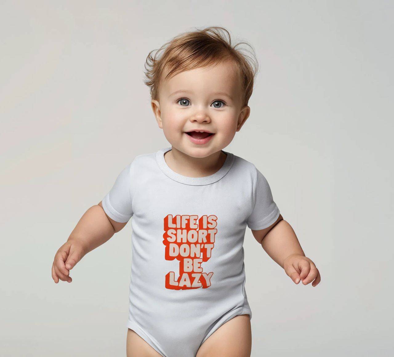 La vita è breve, non essere pigro Design tipografico body neonato maniche corte da THE MOTIVATED TYPE
