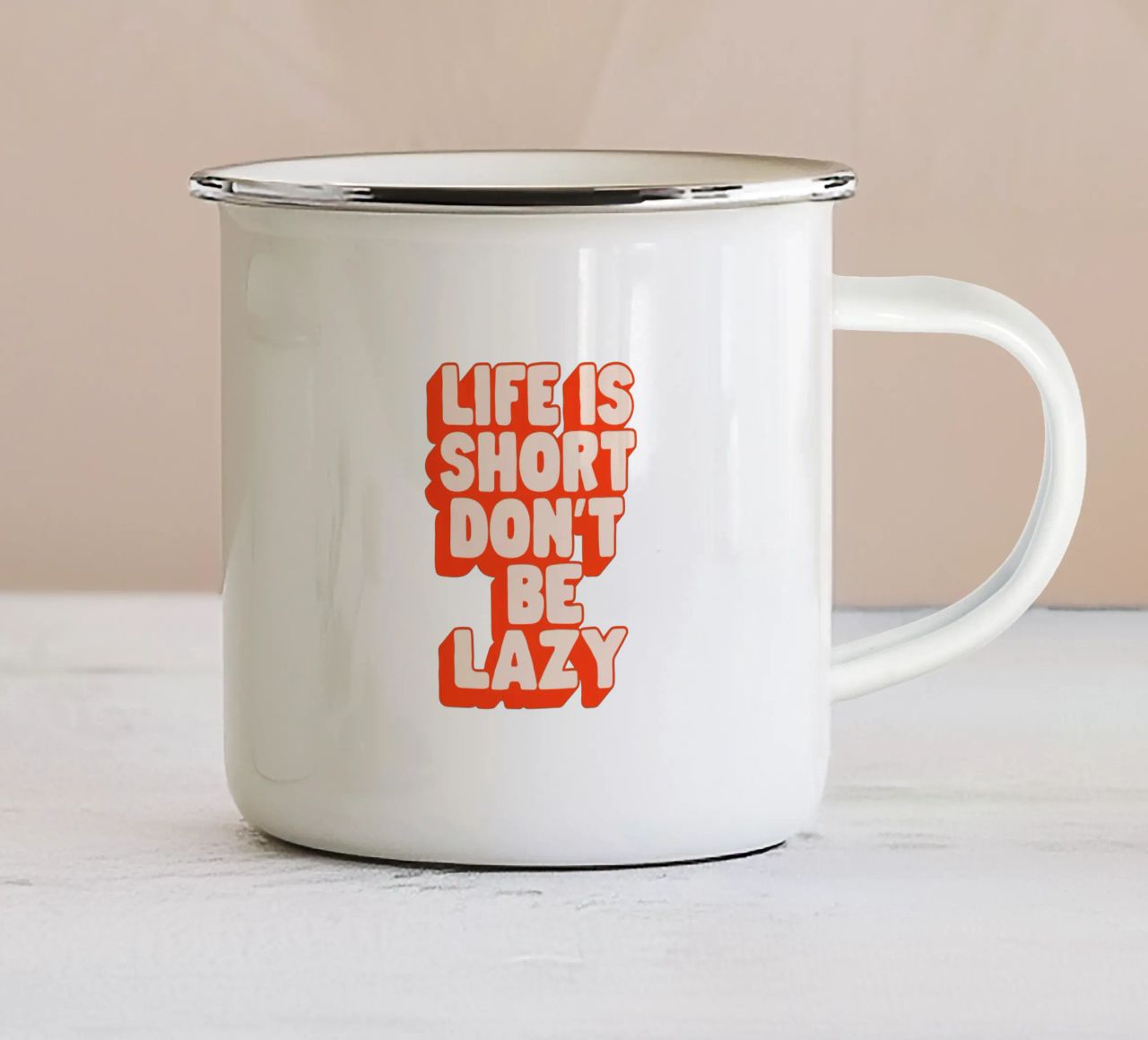 La vita è breve, non essere pigro Design tipografico tazza in smalto da THE MOTIVATED TYPE