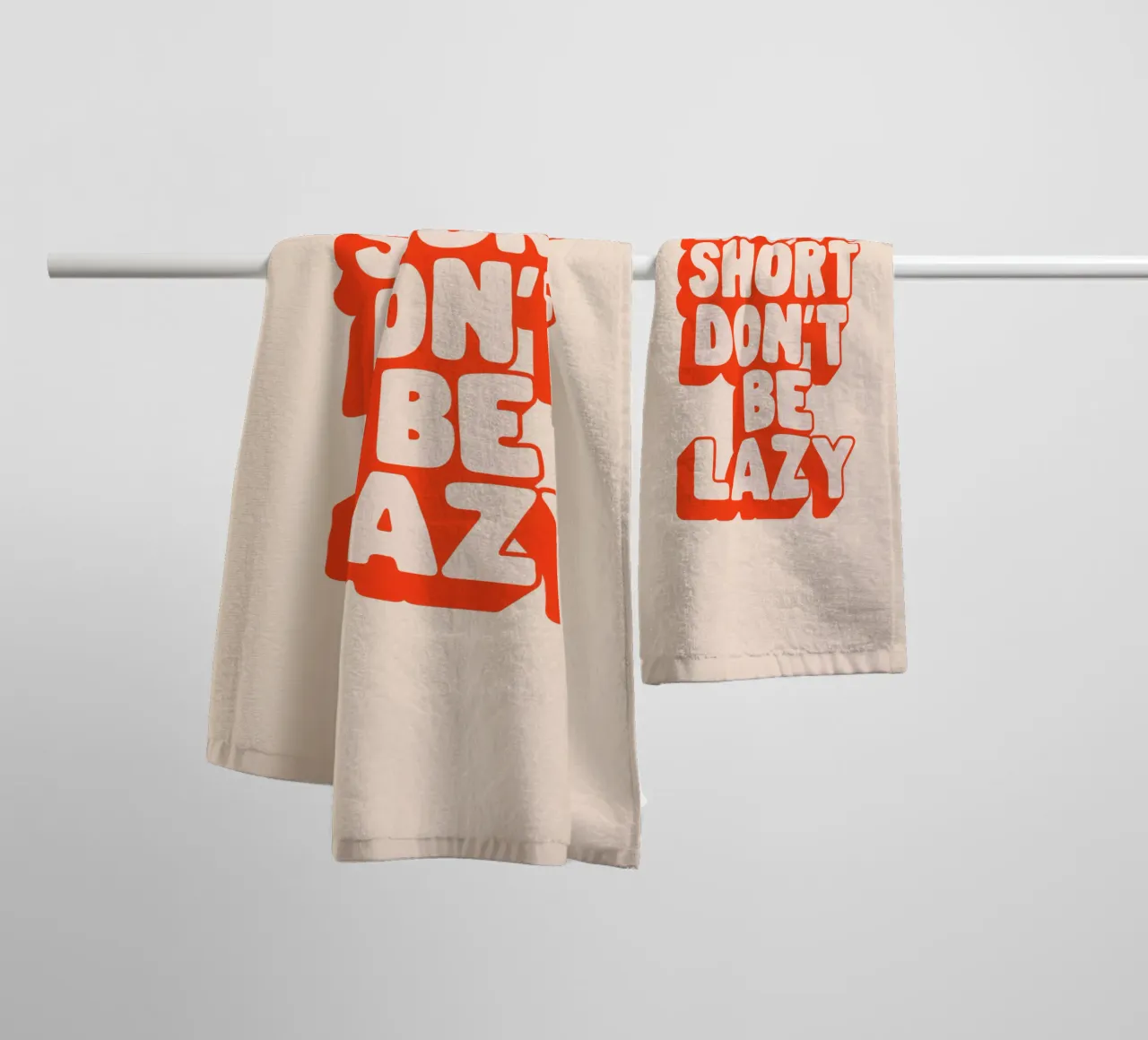 Life is Short Don't Be Lazy Design typographique serviette de bain de THE MOTIVATED TYPE