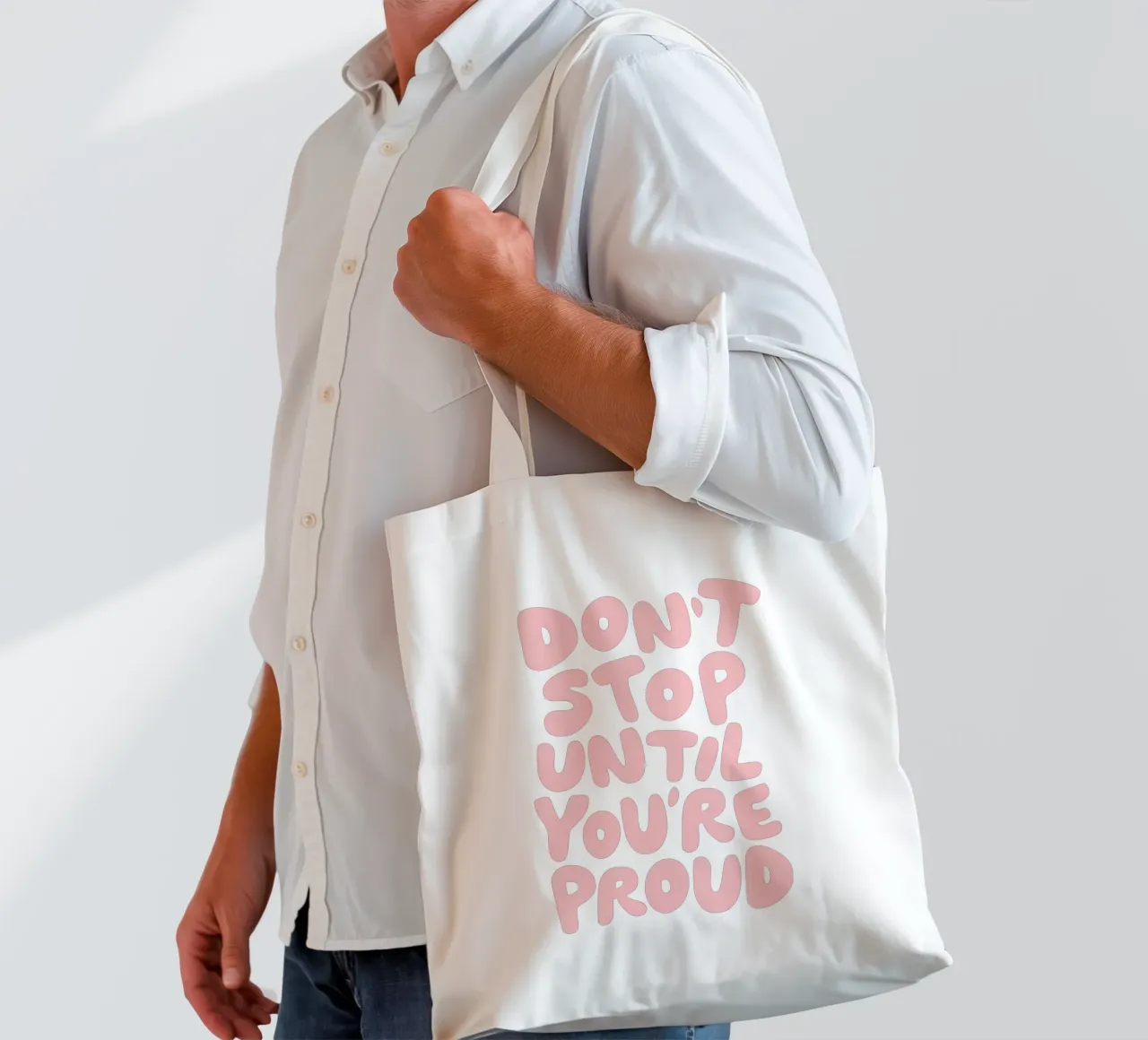 Don't Stop Until You're Proud Typografie Design in verde borsa in juta da THE MOTIVATED TYPE