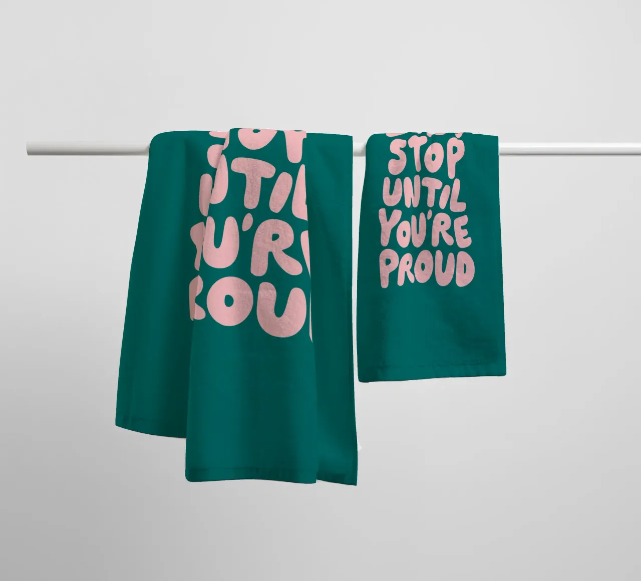 Don't Stop Until You're Proud Typografie Design in verde asciugamano da bagno da THE MOTIVATED TYPE