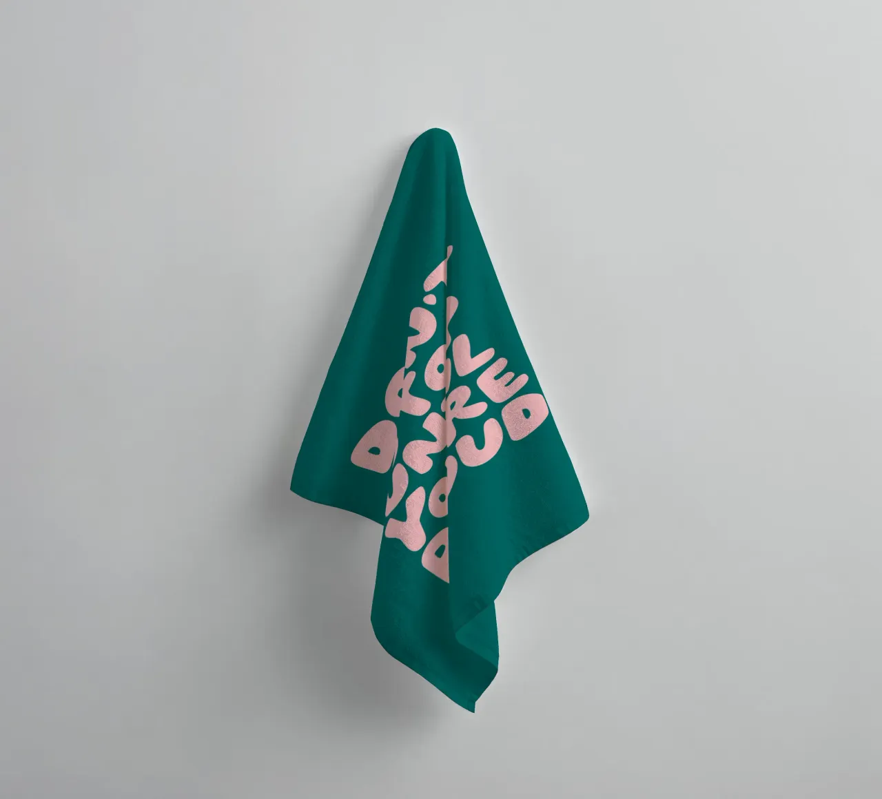 Don't Stop Until You're Proud Typografie Design in verde asciugamano da bagno da THE MOTIVATED TYPE