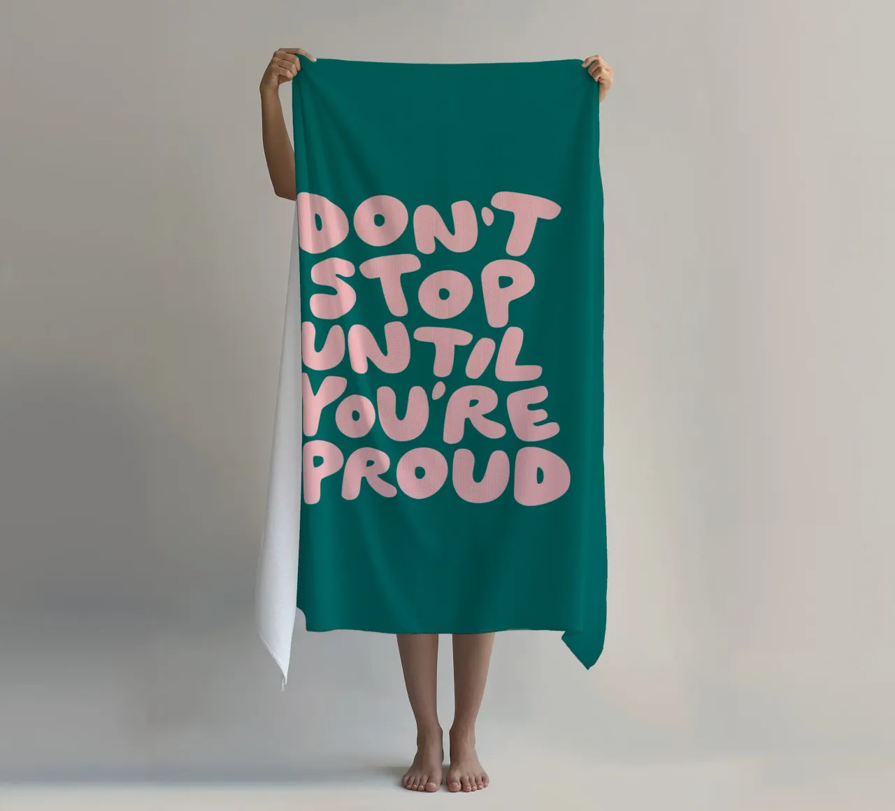 Don't Stop Until You're Proud Typografie Ontwerp in Groen strandhanddoek van THE MOTIVATED TYPE