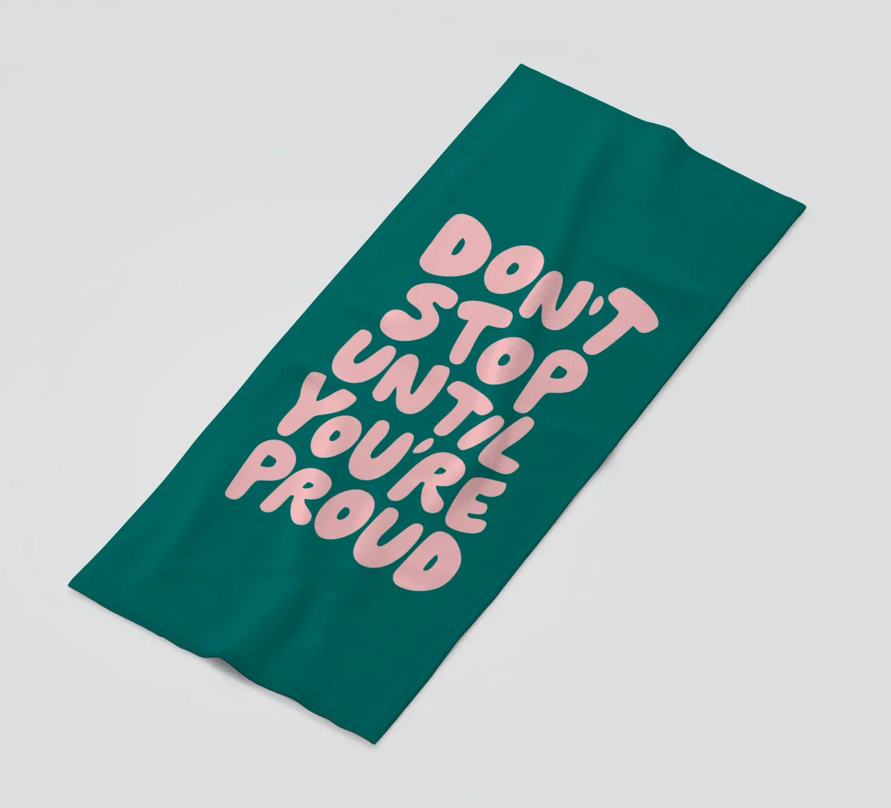 Don't Stop Until You're Proud Typografie Ontwerp in Groen strandhanddoek van THE MOTIVATED TYPE