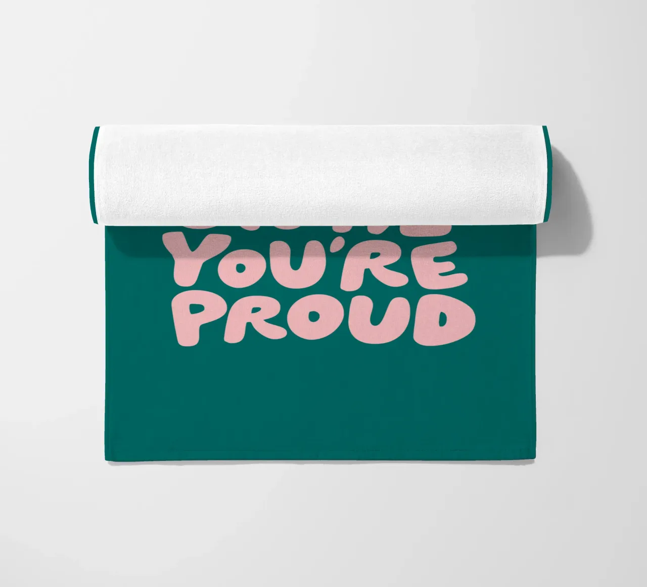 Don't Stop Until You're Proud Typografie Ontwerp in Groen strandhanddoek van THE MOTIVATED TYPE
