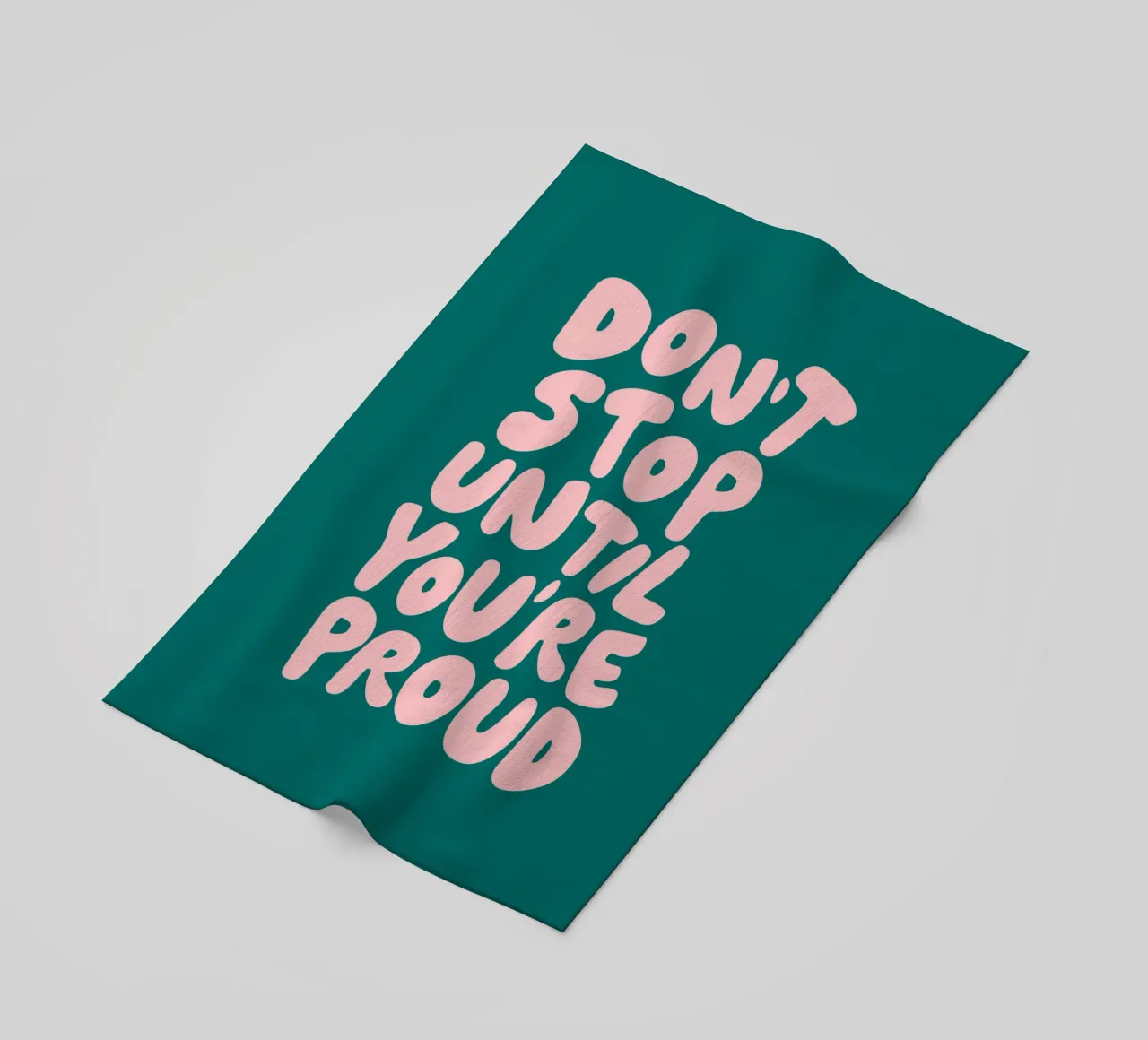 Don't Stop Until You're Proud Typografie Ontwerp in Groen strandhanddoek van THE MOTIVATED TYPE