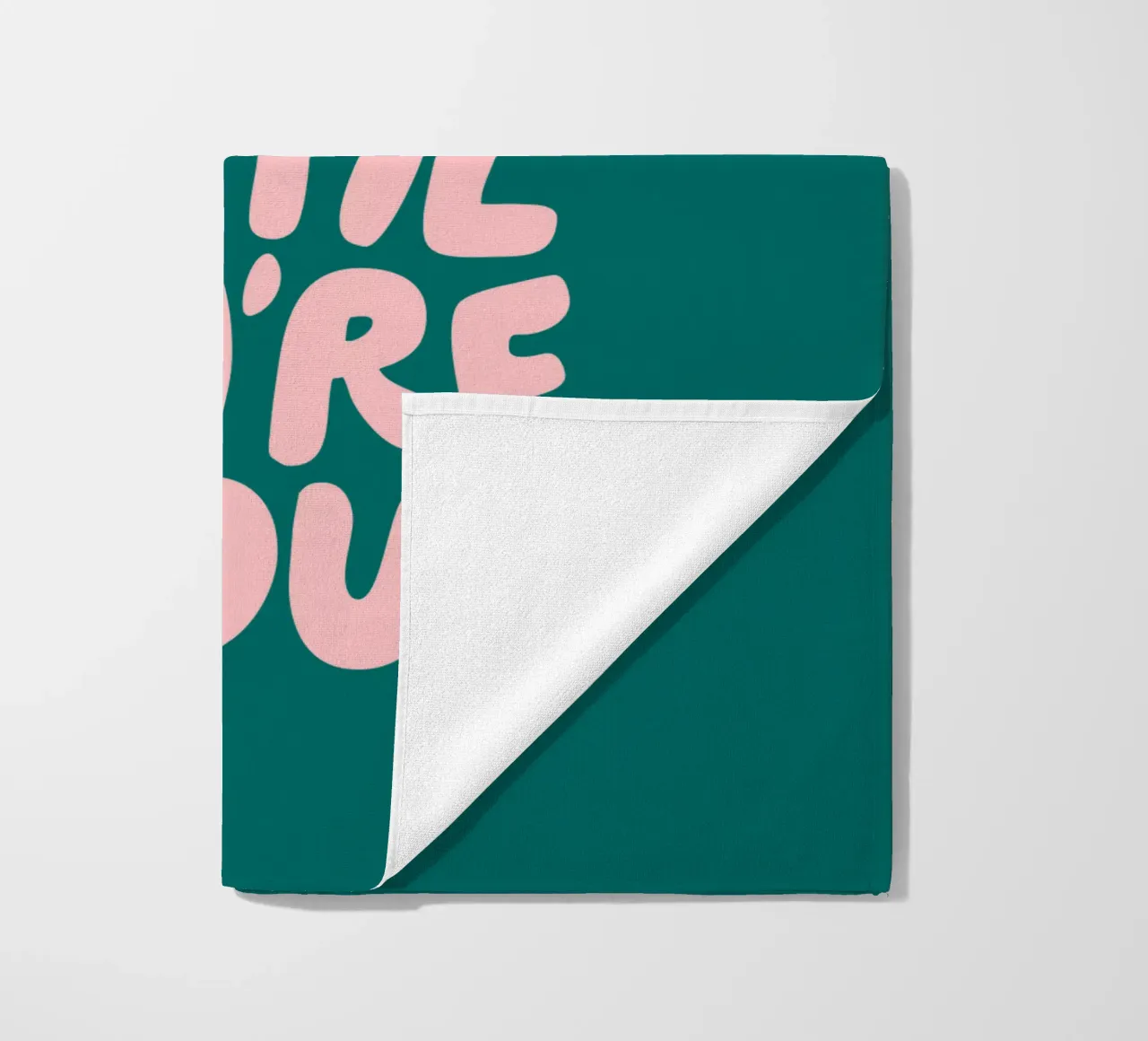 Don't Stop Until You're Proud Typografie Ontwerp in Groen strandhanddoek van THE MOTIVATED TYPE