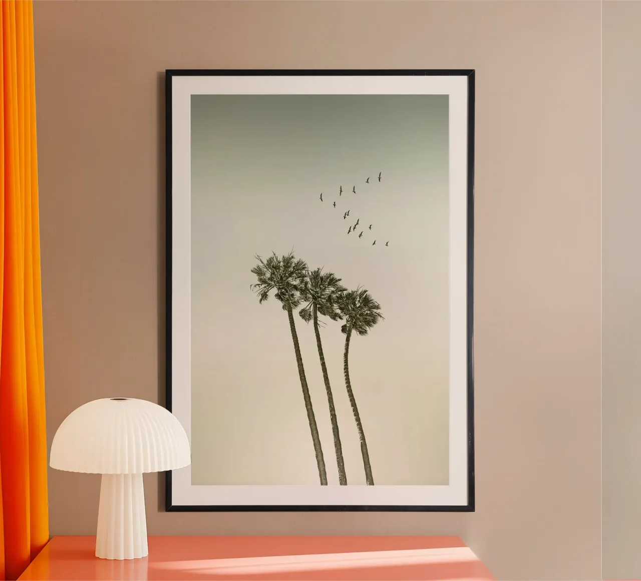 Palme d'epoca al tramonto poster con telaio in legno da Melanie Viola
