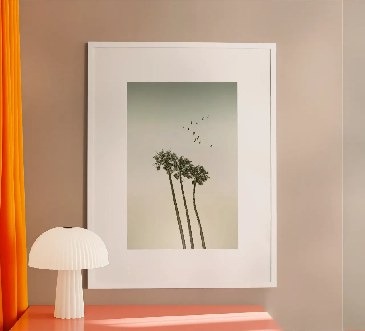 Palme d'epoca al tramonto poster con telaio in legno da Melanie Viola