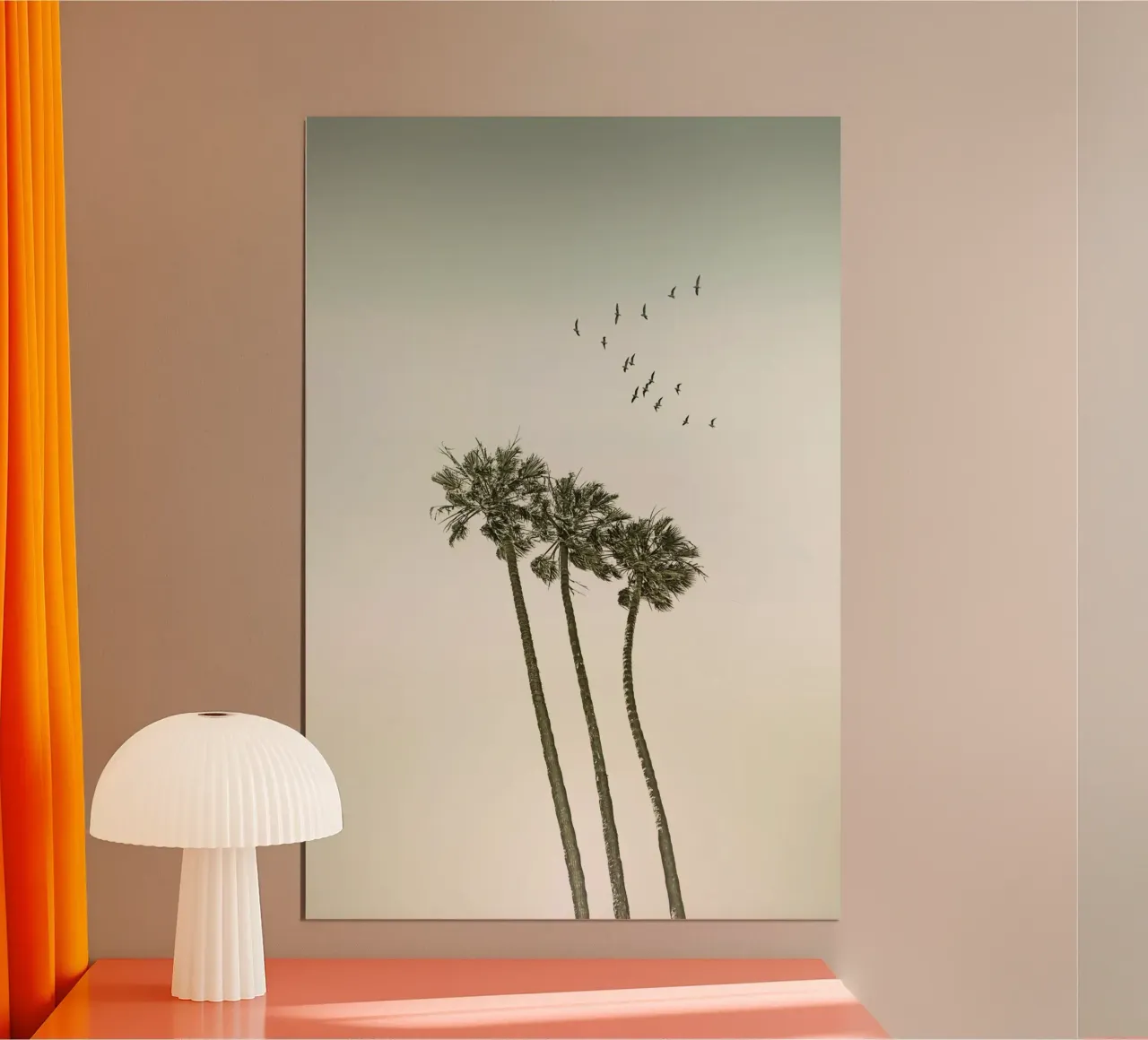 Palme d'epoca al tramonto poster con telaio in legno da Melanie Viola