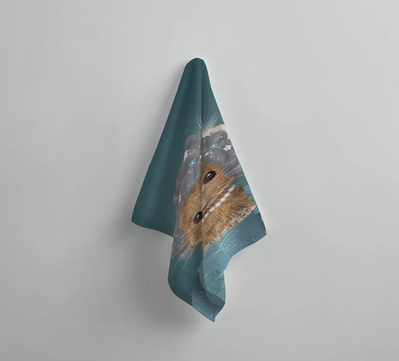 Rokoko-Maus – Elegante Anmut mit tierischem Charme Handtuch von kisho art