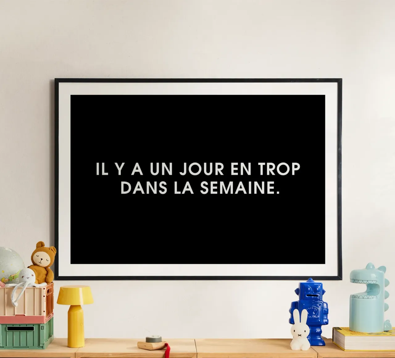 Il y a un jour en trop dans la semaine - Black poster con telaio in alluminio da Intertitres