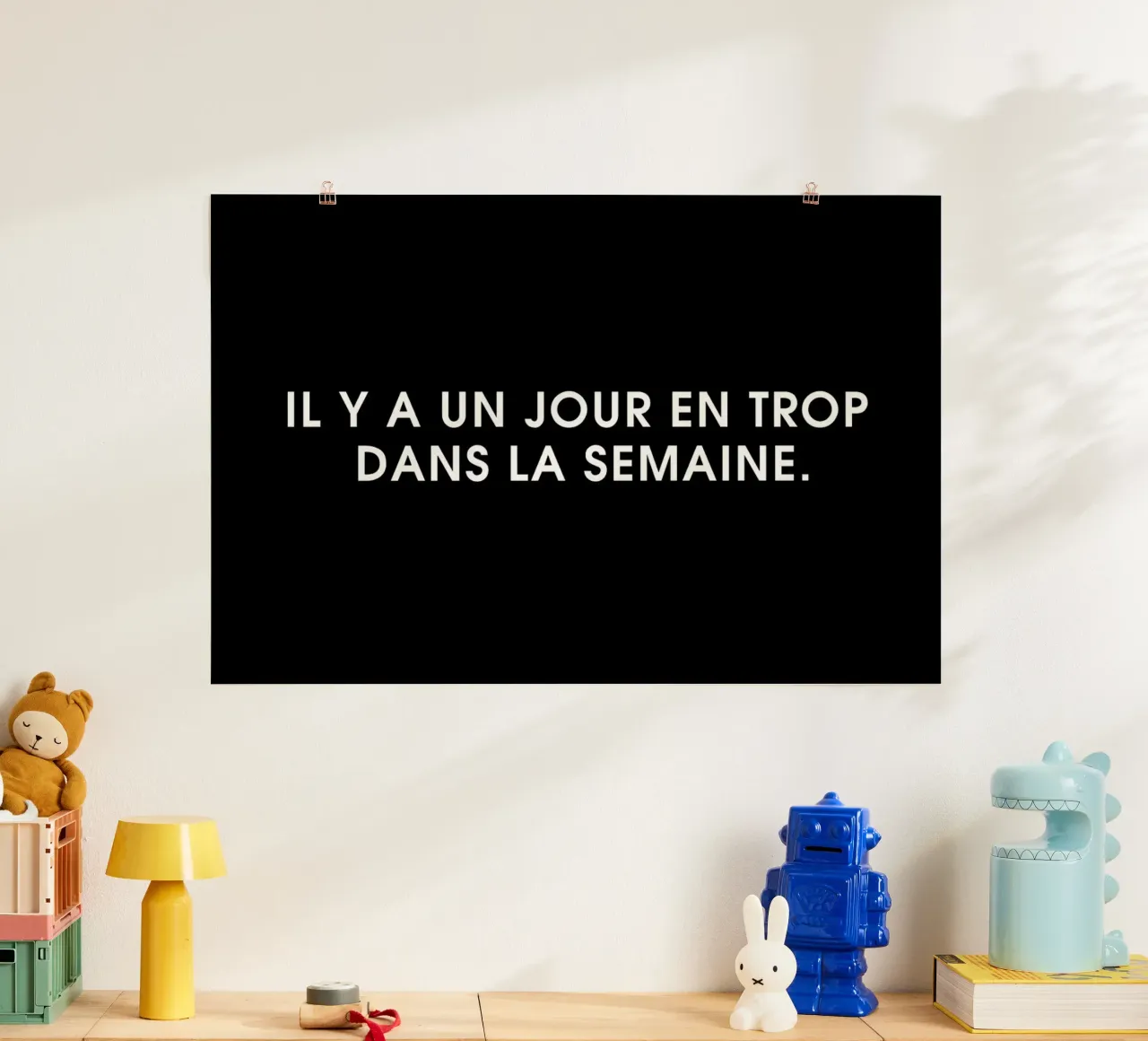 Il y a un jour en trop dans la semaine - Black poster con telaio in alluminio da Intertitres
