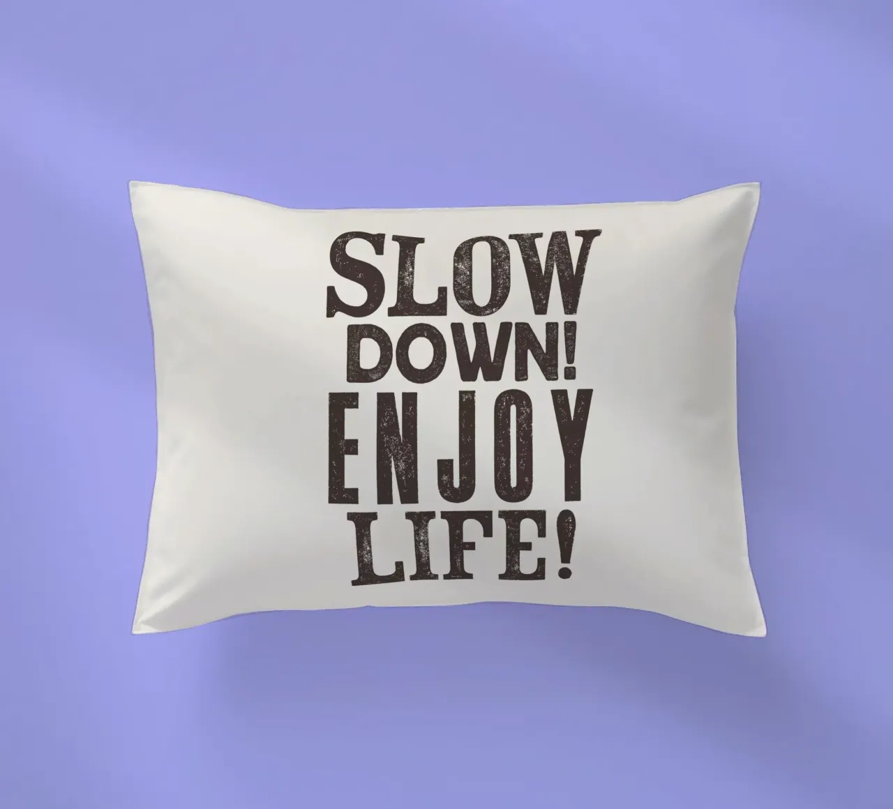 Rallentare! Enjoy Life Design tipografico in nero cuscino da THE MOTIVATED TYPE