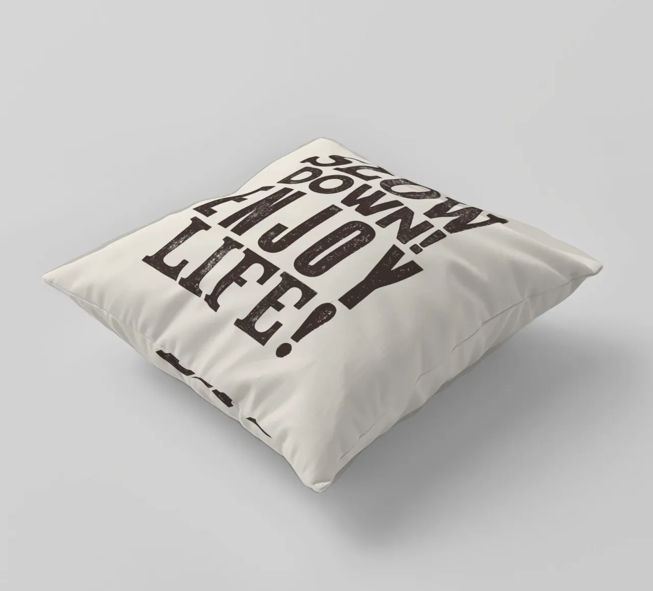 Rallentare! Enjoy Life Design tipografico in nero cuscino da THE MOTIVATED TYPE