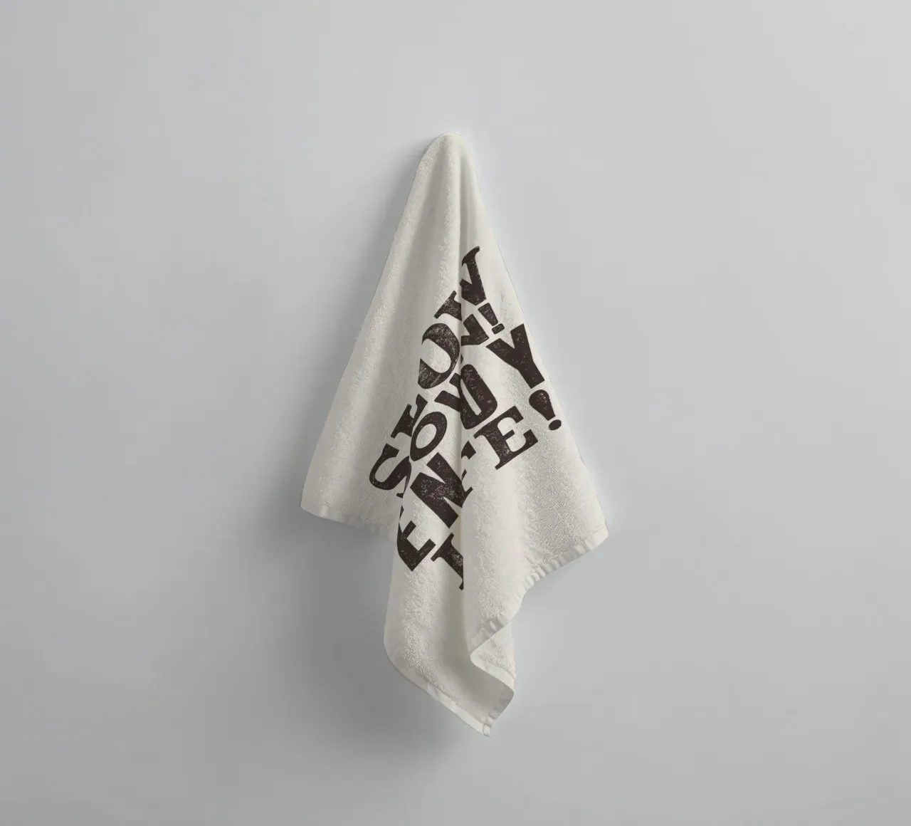 Rallentare! Enjoy Life Design tipografico in nero asciugamano da bagno da THE MOTIVATED TYPE