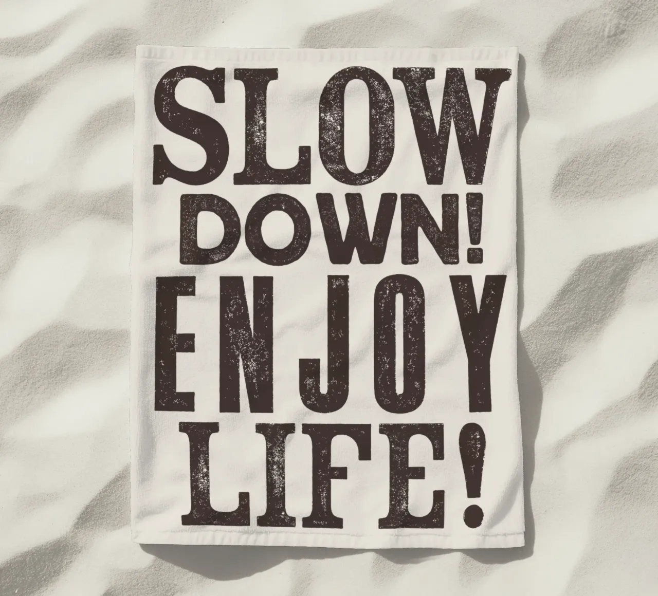 Rallentare! Enjoy Life Design tipografico in nero telo mare da THE MOTIVATED TYPE
