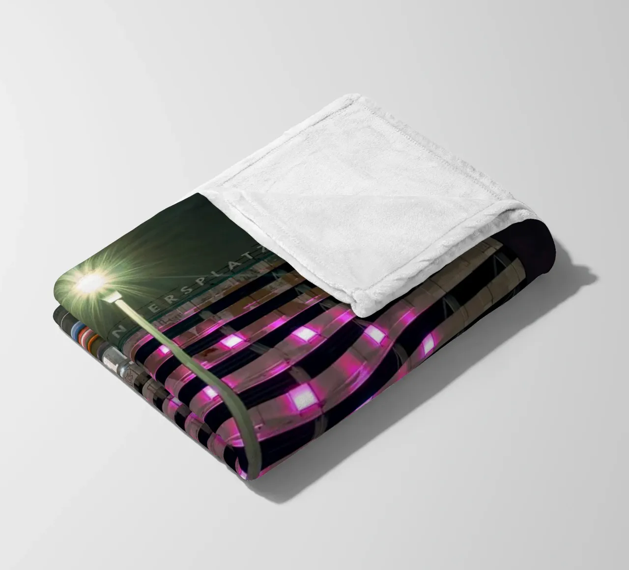 Allesandersplatz Fleecedecke von Amy & Kurt