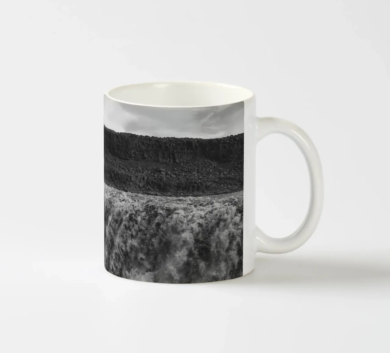 La riva sinistra della cascata di Dettifoss in Islanda - Una scena maestosa tazza in ceramica da Ben & Clo creations